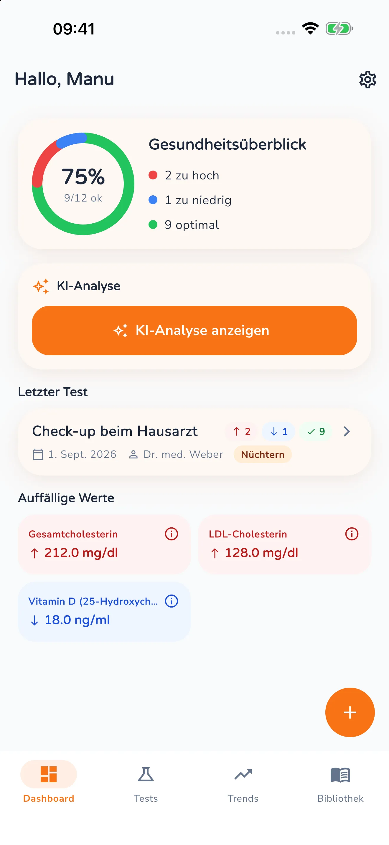 App-Dashboard mit dem Gesundheitsüberblick bei 75 Prozent (9 von 12 Werten ok), dem Knopf „KI-Analyse anzeigen", dem letzten Test „Check-up beim Hausarzt" und drei auffälligen Werten: Gesamtcholesterin und LDL-Cholesterin zu hoch, Vitamin D zu niedrig