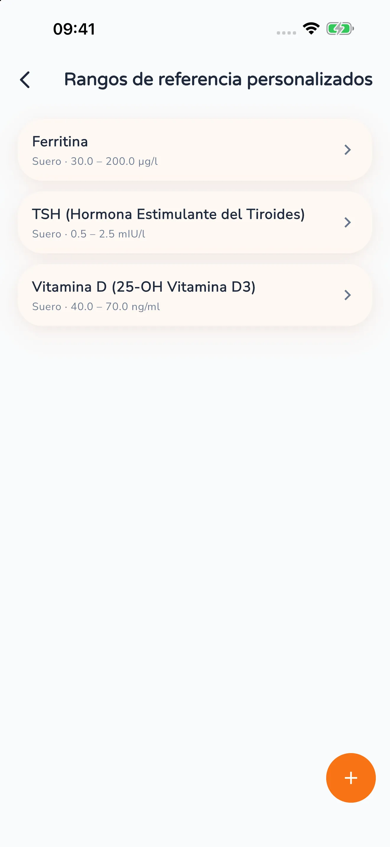Lista «Rangos de referencia personalizados» con tres entradas: ferritina de 30,0 a 200,0 µg/l, TSH de 0,5 a 2,5 mIU/l y vitamina D de 40,0 a 70,0 ng/ml, todas para suero